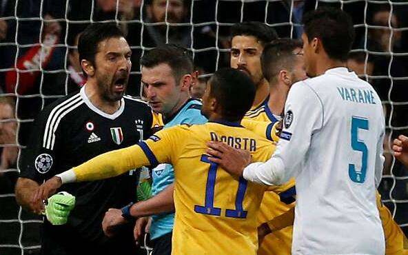  拜仁多特巅峰对决主裁争议判罚引争议  